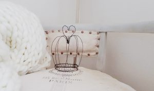 Immagine di corona creata in filo di ferro e cristalli - crown in metal wire - couronne en fil de fer Immagine di corona creata in filo di ferro e cristalli